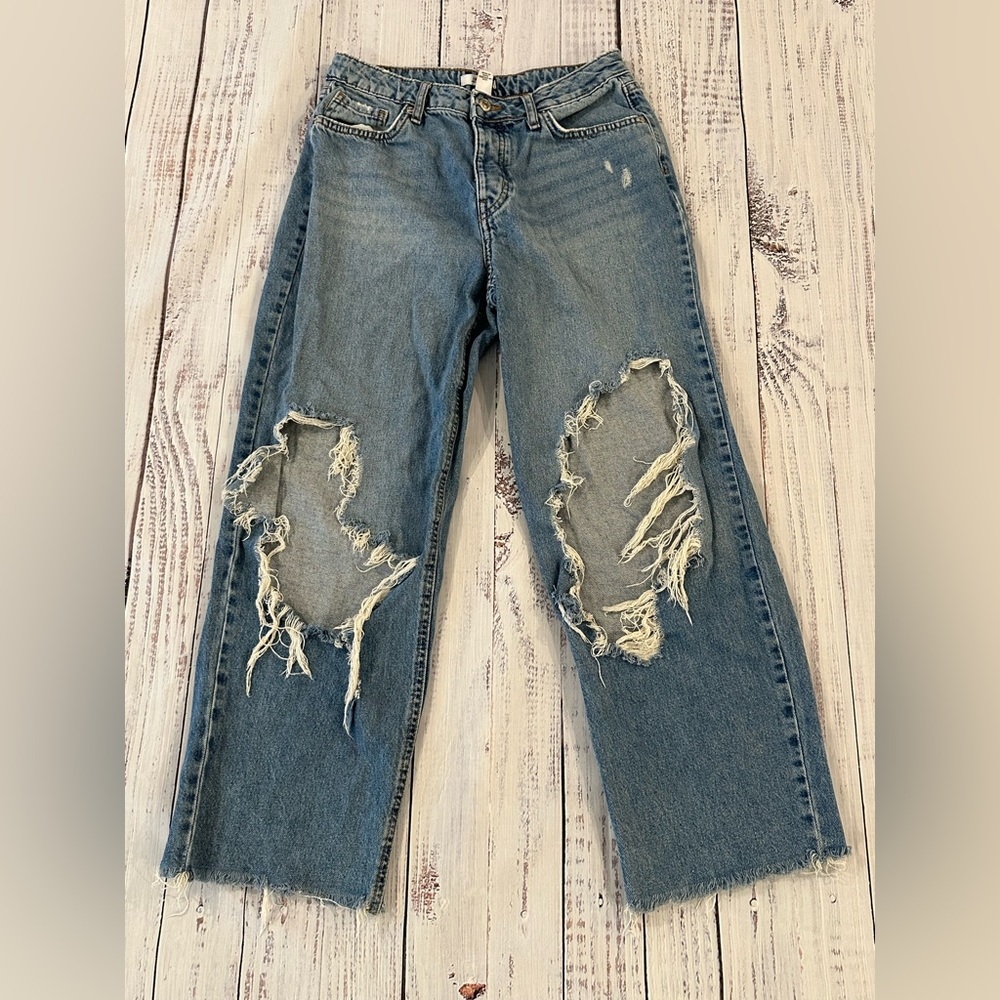 Forever 21 Premium Denim Distressed Blue Jeans. Trendy Grunge Aesthetic. Size 27